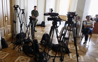 Trừng phạt nhà báo, Tổng thống Poroshenko gặp hoạ