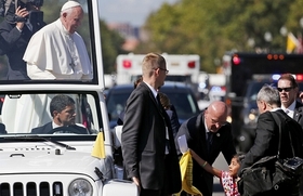 Bức tâm thư của bé gái xé rào an ninh gặp Giáo Hoàng