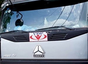 Bắt đoàn xe quá tải nghi dán logo “xe vua”