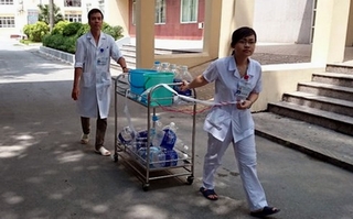 Vỡ ống nước sông Đà, đi xin nước chạy thận cho bệnh nhân