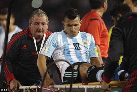 Aguero phải rời sân ngay giữa hiệp 1 trận Argentina và Ecuardo