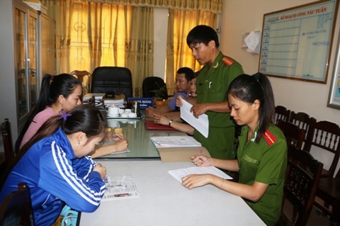 Hai bảo mẫu Lê Thị Hoài Linh và Nguyễn Tú Anh nghe đọc lệnh khởi tố tại Cơ quan Công an TP Đồng Hới .