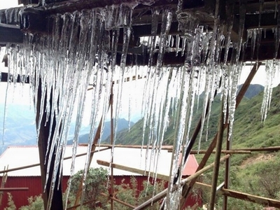 Nước mưa ở Phan Xi Păng bắt đầu đóng băng