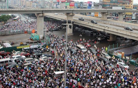 Người dân Hà Nội đang phải chịu đựng tình cảnh ùn tắc giao thông hàng ngày .