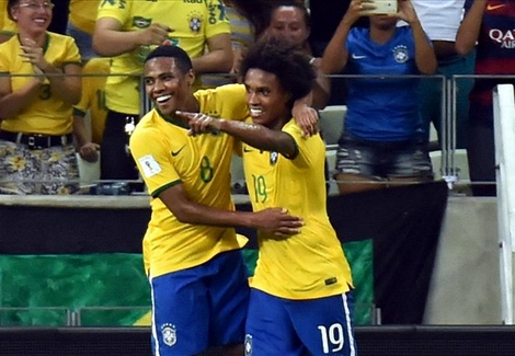 Willian (phải) góp công lớn trong chiến thắng của Brazil trước Venezuela
