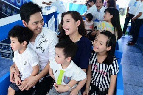 Hình ảnh MC Phan Anh cùng vợ và 3 con.