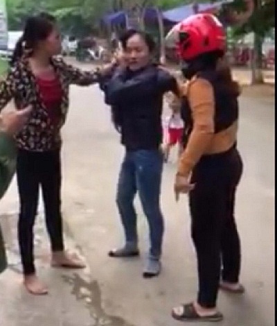 3 phụ nữ đánh ghen cô gái trẻ giữa phố