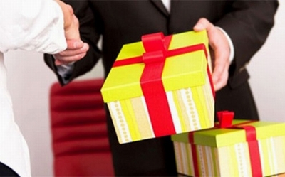 23 người nộp lại 489 triệu đồng quà tặng năm 2015