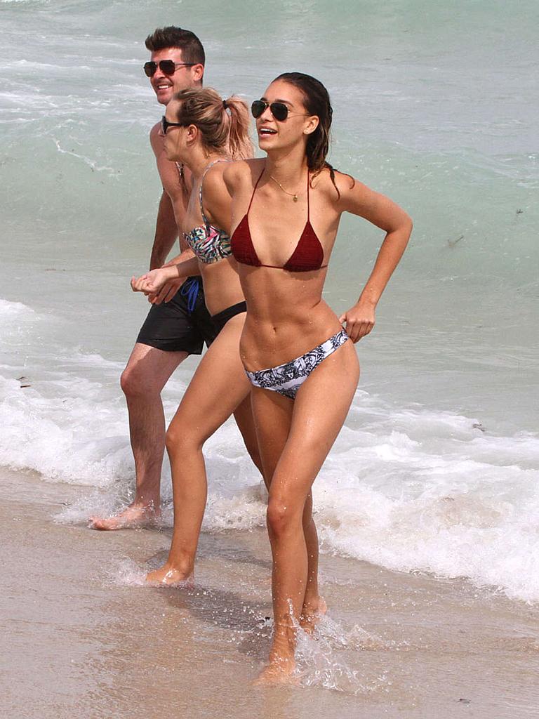Bạn gái của Robin Thicke khoe thân hình quyến rũ trên bờ biển