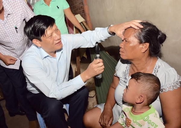 Thứ trưởng Nguyễn Thanh Long kiểm tra mắt cho người dân Vĩnh Châu.