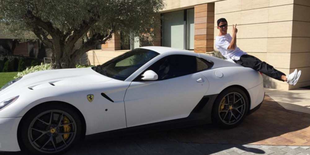C.Ronaldo khoe siêu xe Ferrari mới toanh!