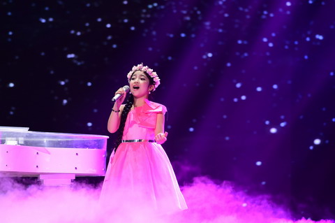 ‘Công chúa tóc mây’ Hồng Minh cùng với cặp đôi Giang Hồ và sự hỗ trợ của nhiều thí sinh nhí đã giúp cho màn trình diễn thăng hoa qua bài hát Tạm biệt.
