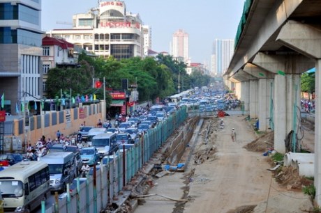 Hà Nội: Tiếp tục tháo dỡ rào chắn đường sắt đô thị gây ùn tắc