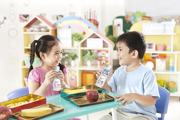 Uống sữa tươi sạch TH true MILK công thức TOP KID hàng ngày giúp trẻ phát triển toàn diện