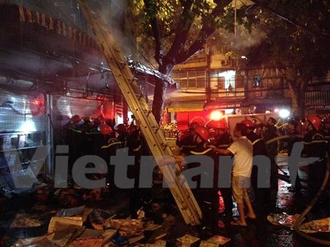 Cháy cửa hàng trên phố Hàng Mã: 8 xe cứu hỏa dập lửa