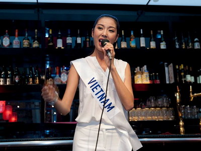 Thúy Vân khoe giọng hát tại Hoa hậu Quốc tế