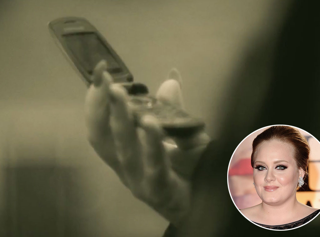 Ngay cả chiếc điện thoại gập 'cục gạch' là mốt của 10 năm trước được Adele sử dụng trong MV này cũng đang gây sốt.