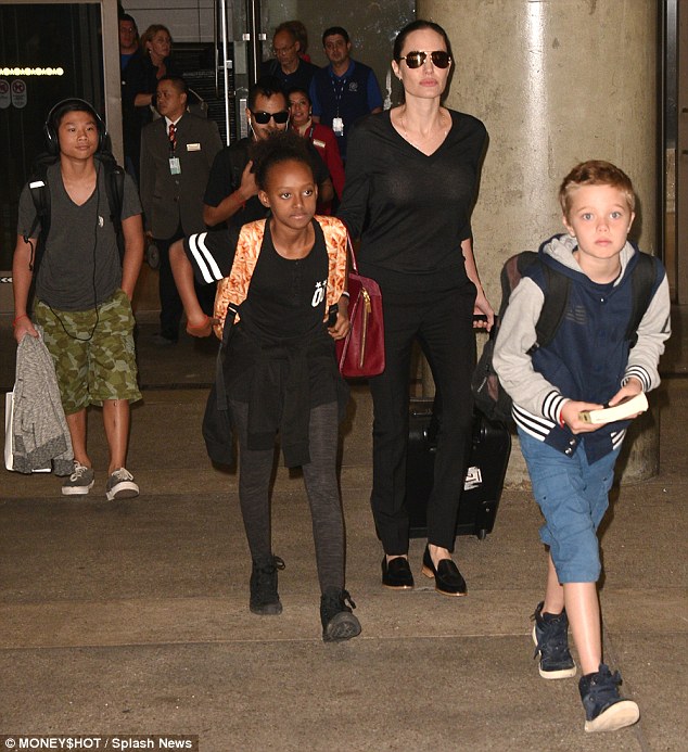 Angelina Jolie và đàn con háo hức  trở về nhà