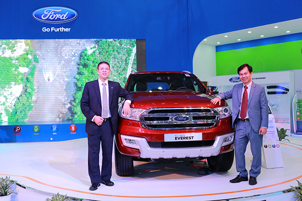 Ông Nguyễn Văn Dũng (trái), Tổng giám đốc Ford Việt Nam, và ông Trương Kim Phong, Giám đốc bán hàng và tiếp thị toàn quốc Ford Việt Nam, bên chiếc Everest hoàn toàn mới