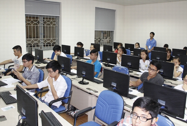 Thí sinh thi đánh giá năng lực vào Đại học Quốc gia Hà Nội trên máy tính hoàn toàn. (Ảnh nguồn của ĐH Quốc gia Hà Nội)