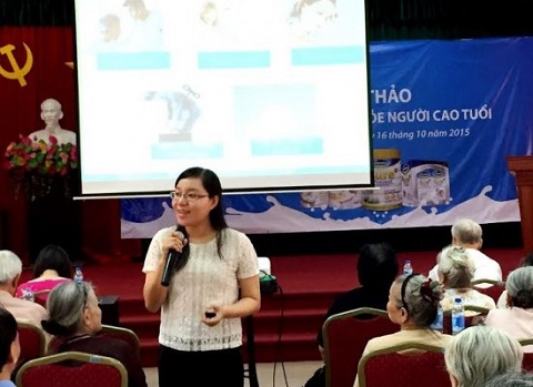 Bà Nguyễn Thị Mỹ Hòa – Trưởng ban nhãn hiệu, ngành hàng sữa bột, công ty Vinamilk chia sẻ những thông tin hữu ích của các sản phẩm dinh dưỡng dành cho người cao tuổi tại hội thảo ở Hà Nội