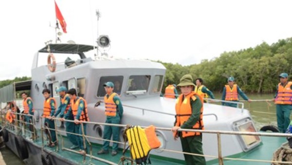 Tàu của Đồn Biên phòng Long Hòa lên đường tìm kiếm, cứu hộ trong một vụ tai nạn đường thủy.