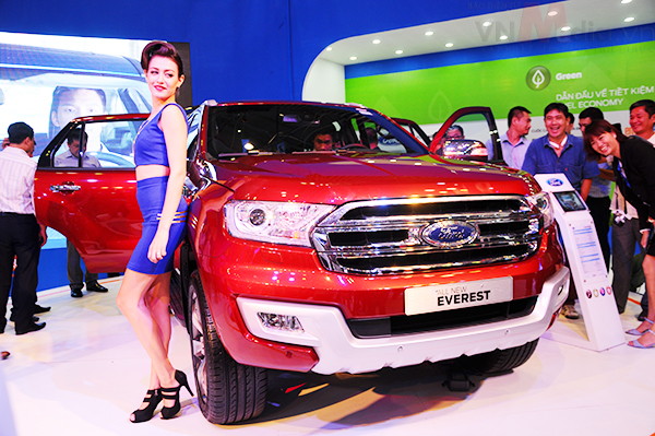 Ford Everest 2016 vừa mới được trưng bày nhưng đã thu hút sự quan tâm đặc biệt của công chúng