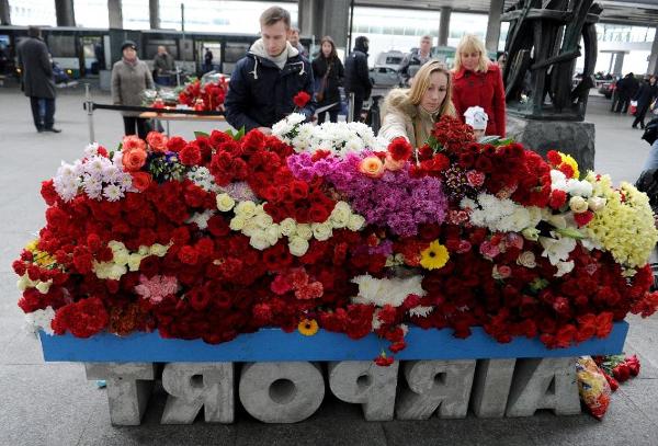 Người Nga đang đặt hoa tưởng niệm các nạn nhân của vụ rơi máy bay.