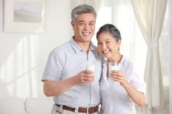 Người lớn tuổi nên uống 1-2 cốc sữa THMilk/ ngày để bổ sung can xi