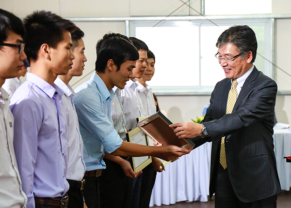 Ông Maruta, Tổng giám đốc TMV, trao học bổng cho sinh viên