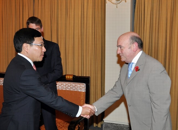 Phó Thủ tướng, Bộ trưởng Ngoại giao Phạm Bình Minh (bên trái) trong cuộc gặp với Đại tướng không quân Stuart William Peach, Phó Tư lệnh quốc phòng Liên hiệp Vương quốc Anh và Bắc Ai-len