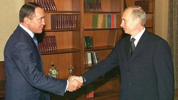 Ông Mikhail Lesin (bên trái) và Tổng thống Nga Putin