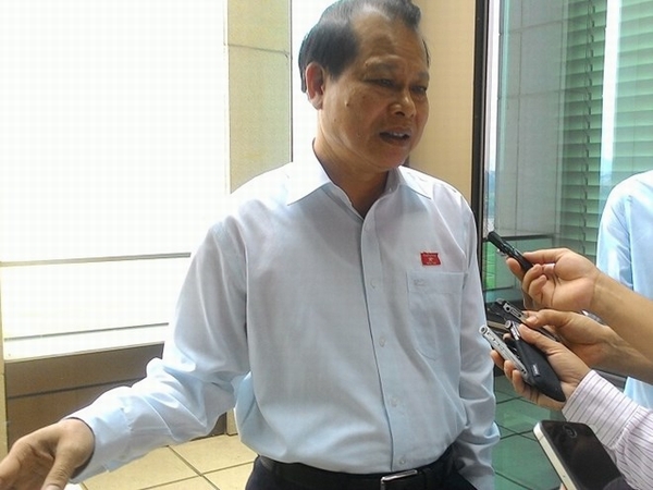 Phó Thủ tướng Chính phủ Vũ Văn Ninh trả lời báo chí. 