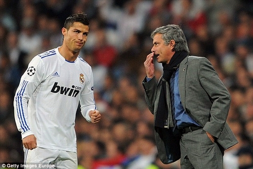 C.Ronaldo sẽ đoàn tụ với ông thày cũ Mourinho nếu tới Chelsea