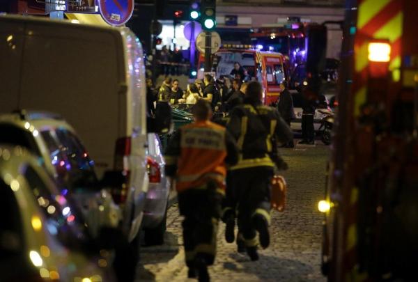 Cả Paris đang chìm trong nỗi sợ hãi vì loạt vụ tấn công khủng bố kinh hoàng chưa từng có.