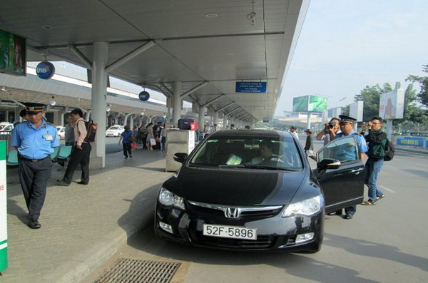 Thanh tra Sở Giao thông Vận tải kiểm tra hoạt động của xe chở khách Uber tại sân bay Tân Sơn Nhất.