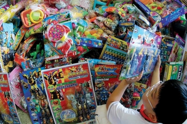 Những đồ chơi đầy màu sắc chứa đựng mối nguy khó lường với sức khỏe.