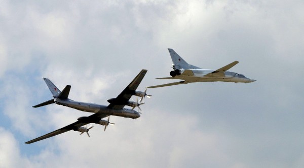 Máy bay ném bom Tu-160 và Tu-22