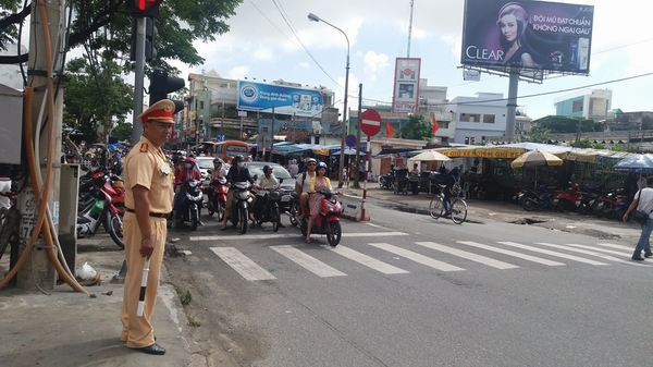 Cảnh sát giao thông Đà Nẵng điều tiết giao thông trên đường Hùng Vương. 