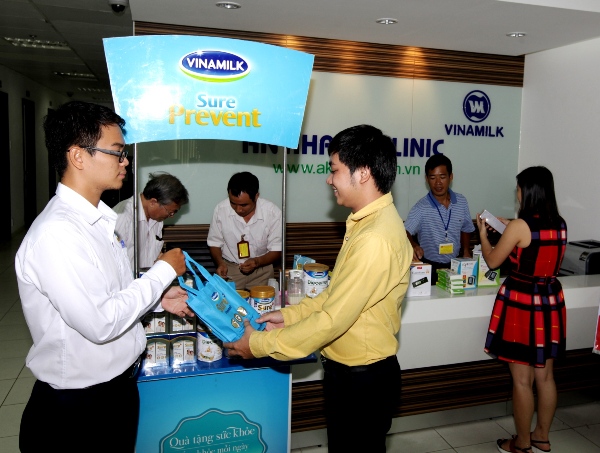 Cũng tại chương trình, Phòng Khám Đa Khoa An Khang phối hợp với Vinamilk tặng sữa cho khách hàng