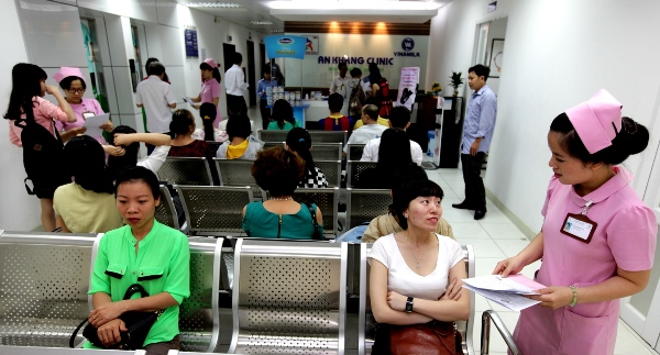 Các khách hàng đang chờ đến lượt khám và tư vấn tại Phòng khám An Khang