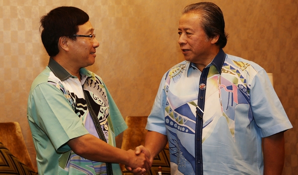 Phó Thủ tướng, Bộ trưởng Ngoại giao Phạm Bình Minh tiếp xúc song phương với Bộ trưởng Ngoại giao Malaysia Anifah Aman