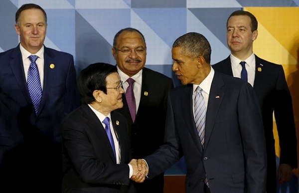Chủ tịch nước Trương Tấn Sang bắt tay Tổng thống Mỹ Barack Obama tại Hội nghị thượng định APEC ngày 19/11. Ảnh: Reuters