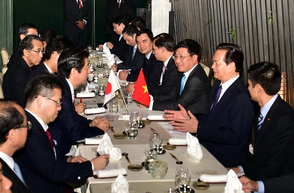 Thủ tướng Chính phủ Nguyễn Tấn Dũng trong cuộc gặp với Thủ tướng Nhật Bản Shinzo Abe. (Ảnh:VGP)