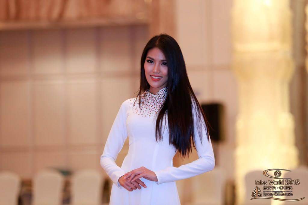 Lan Khuê khoe tà áo dài Việt trong buổi ra mắt Miss World