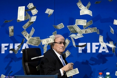 Ông Blatter từng bị diễn viên hài người Anh ném tiền vào người tại trụ sở của FIFA!