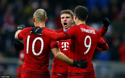 Muller (giữa) phá sâu kỷ lục tại Champions League