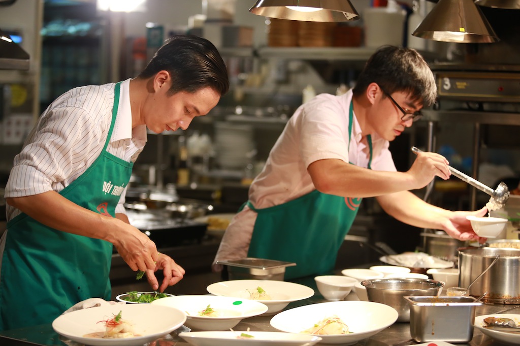 Master chef: Thanh Cường, Phạm Tuyết bất lực trước đồng đội &quot;ngang ngược&quot;