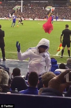 Costa cởi áo, ném về phía HLV Mourinho