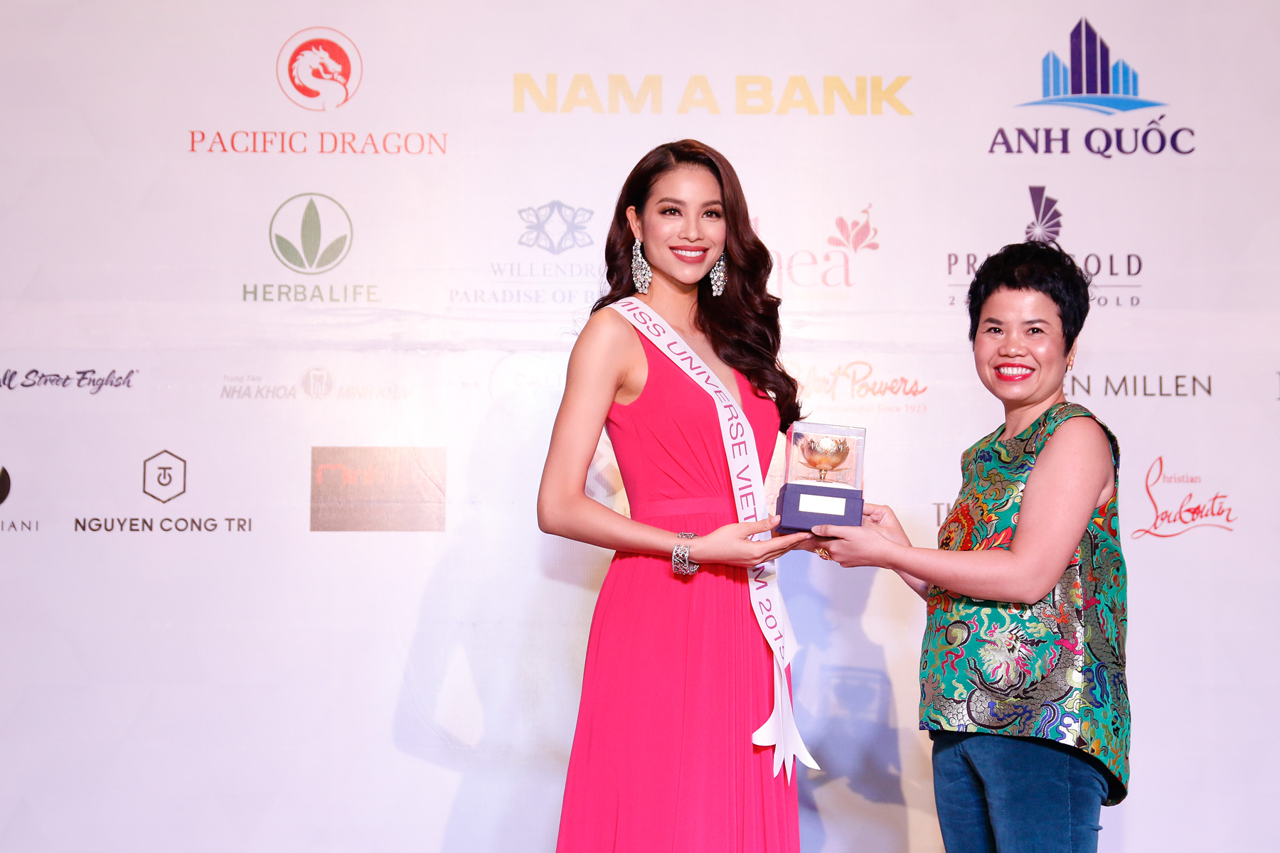Phạm Thị Hương đạt số đo &quot;vàng&quot; trước thềm Miss Universe